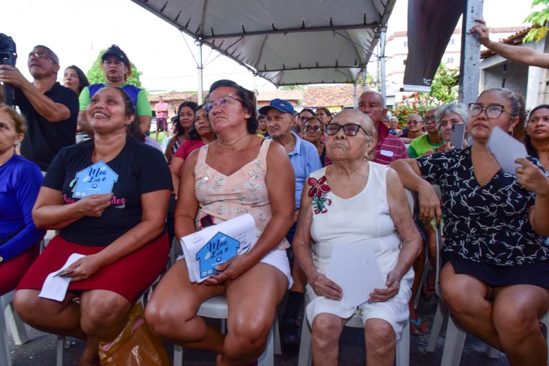 Entrega de Títulos de Propriedade na Comunidade Floresta Parque, através do Programa Ananindeua Legal no bairro Centro