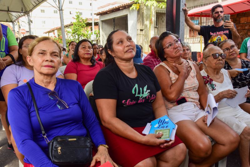 Entrega de Títulos de Propriedade na Comunidade Floresta Parque, através do Programa Ananindeua Legal no bairro Centro