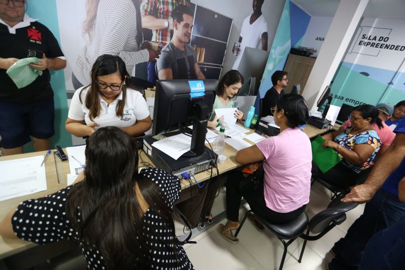 Feirantes do mercado do Distrito Industrial e mercado do Curuçambá para entrada no recebimento do auxilio feirantes Ananin
