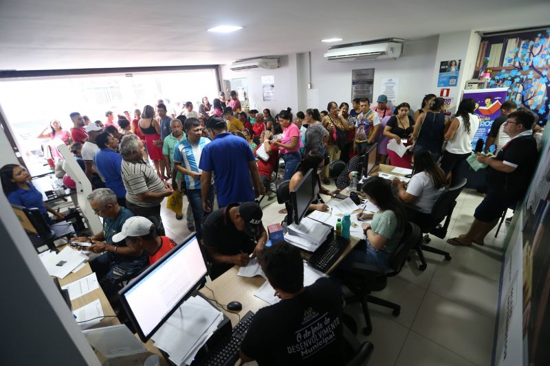 Feirantes do mercado do Distrito Industrial e mercado do Curuçambá para entrada no recebimento do auxilio feirantes Ananin
