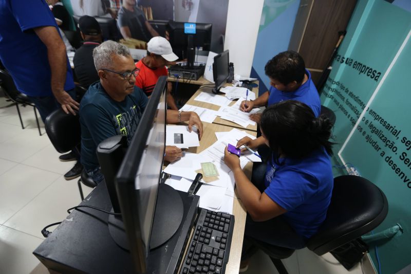 Feirantes do mercado do Distrito Industrial e mercado do Curuçambá para entrada no recebimento do auxilio feirantes Ananin
