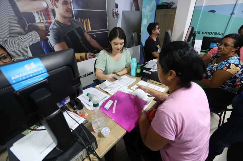 Feirantes do mercado do Distrito Industrial e mercado do Curuçambá para entrada no recebimento do auxilio feirantes Ananin
