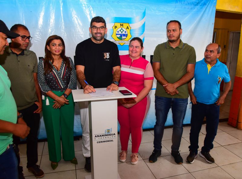 Assinatura de Ordem de serviço para reforma da EMEF Amélia Reis Freitas, no bairro Centro