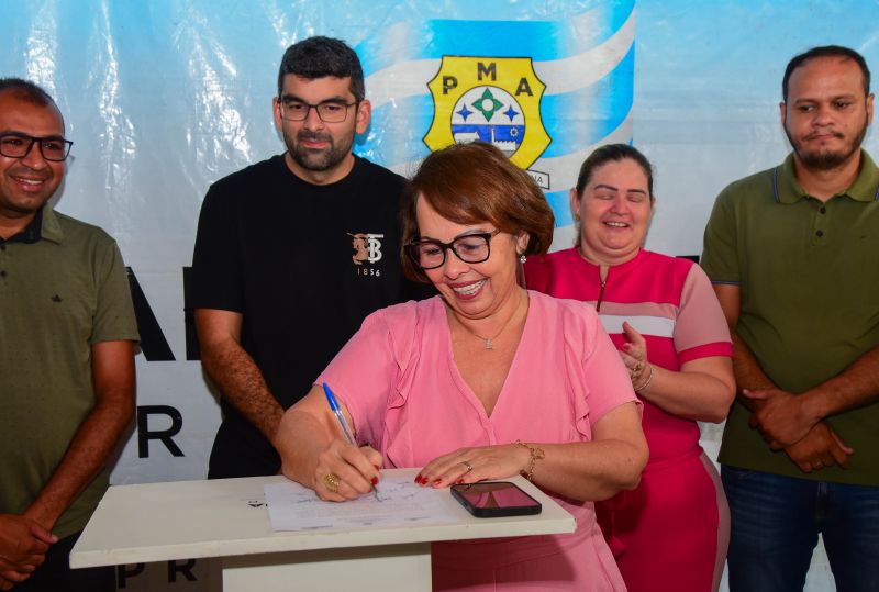 Assinatura de Ordem de serviço para reforma da EMEF Amélia Reis Freitas, no bairro Centro