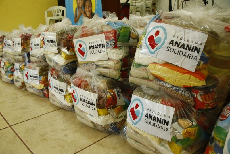 Entrega de cestas básicas de  alimentos do Programa Ananin Solidário e visita na Comunidade Santana do Aurá