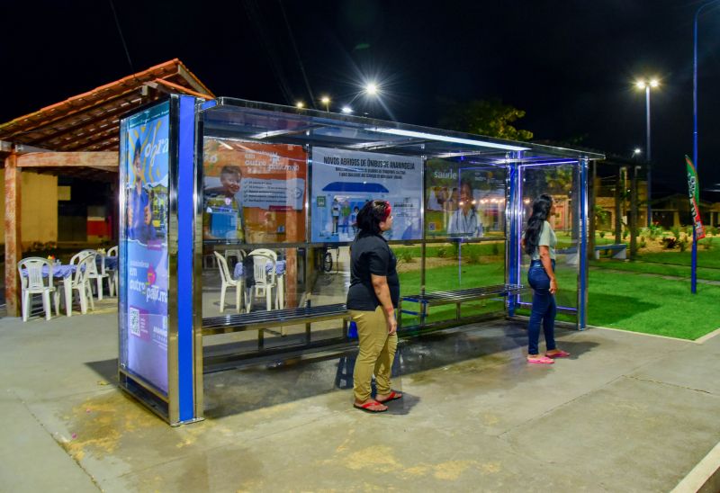 Abrigo de Ônibus ao Lado da Praça Renascer com Iluminação Em Led na Avenida Três Corações