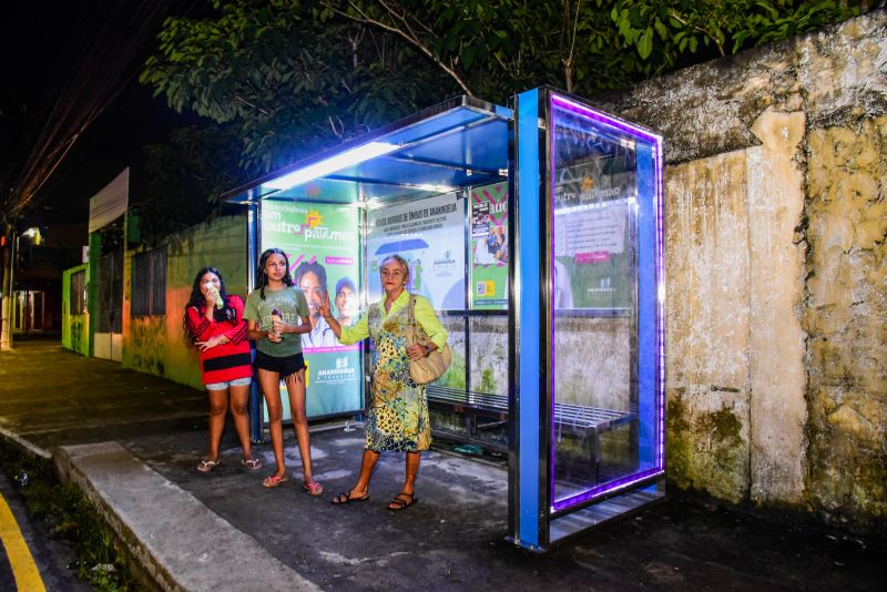 Abrigo de Ônibus com Iluminação Em Led na Avenida Cláudio Sanders