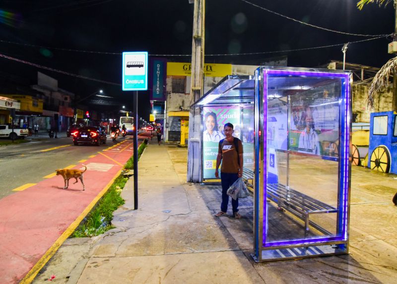 Abrigo de Ônibus com Iluminação Em Led na Avenida Cláudio Sanders