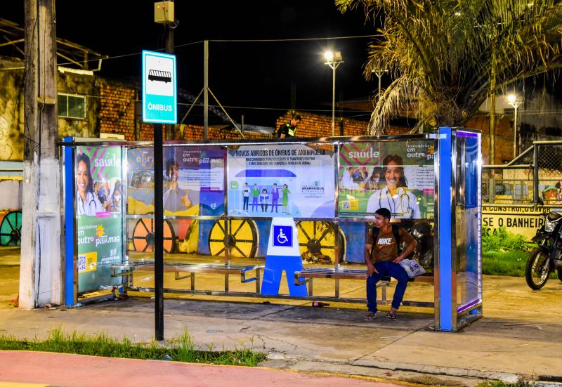 Abrigo de Ônibus com Iluminação Em Led na Avenida Cláudio Sanders