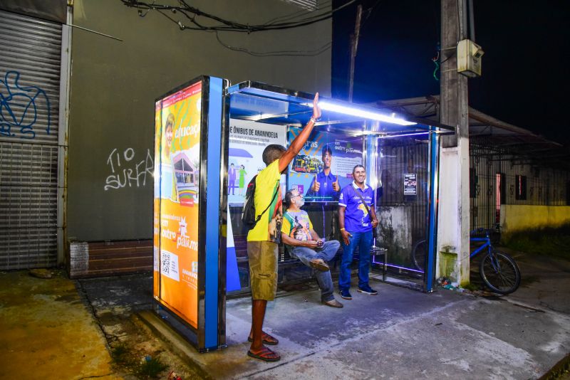 Abrigo de Ônibus com Iluminação Em Led na Avenida Cláudio Sanders