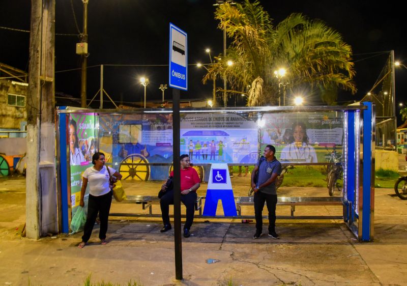 Abrigo de Ônibus com Iluminação Em Led na Avenida Cláudio Sanders