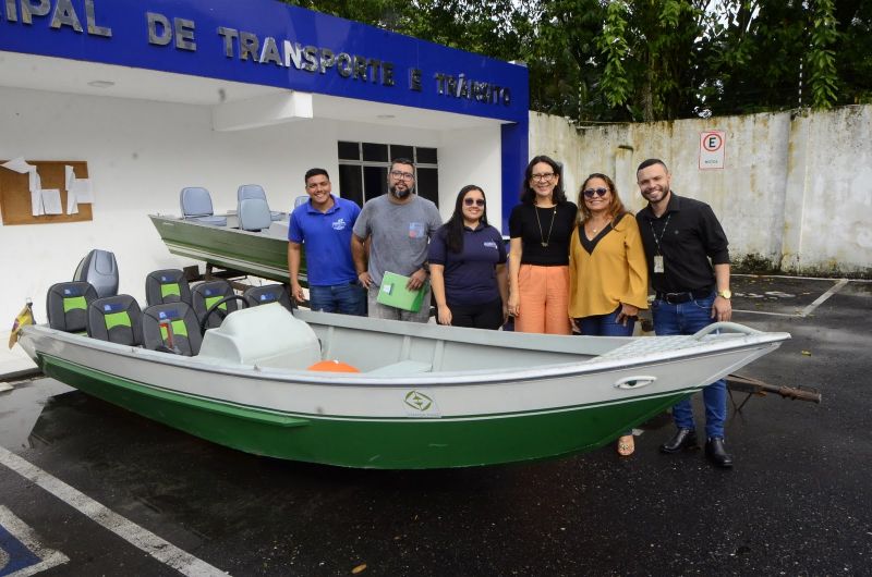 Assinatura do Termo de Cooperação Técnica Entre Órgãos EMATER, UFRA e Prefeitura de Ananindeua, com Entrega de 02 duas Lanchas para o Município.