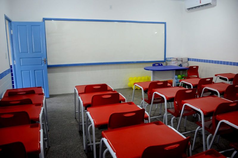 Reinaugurada 45° escola totalmente revitalizada e informatizada com laboratório de informática- Escola Santa Terezinha no bairro Coqueiro