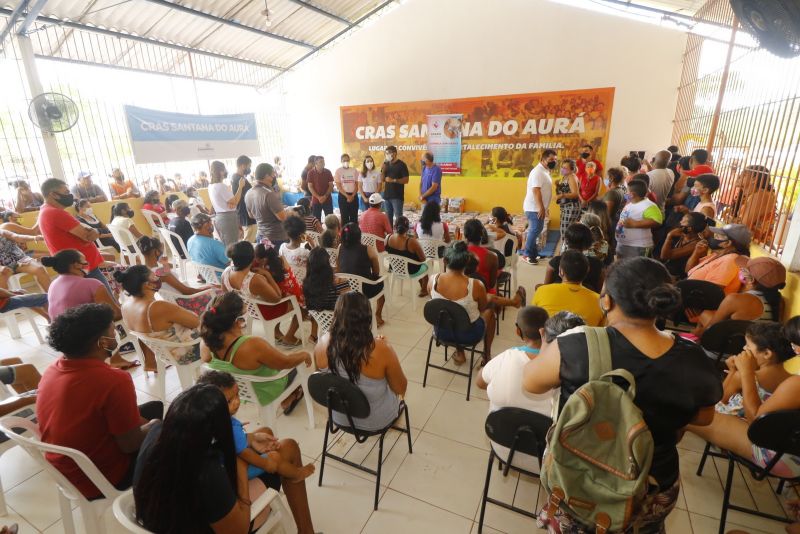 Entrega de cestas básicas no CRAS do Santana do Aurá