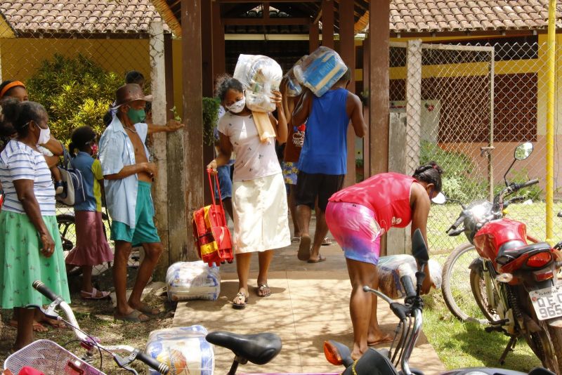 Entrega de cestas básicas na comunidade Abacatal