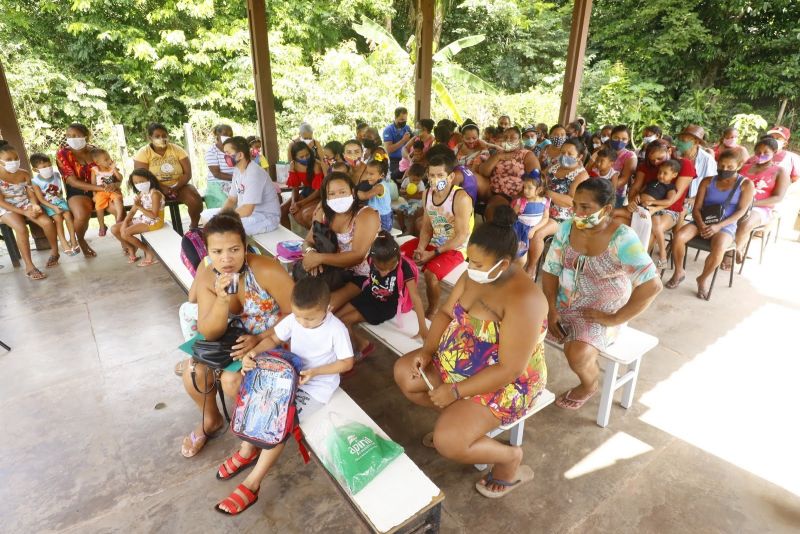 Entrega de cestas básicas na comunidade Abacatal