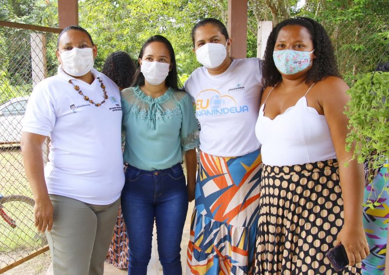 Entrega de cestas básicas na comunidade Abacatal