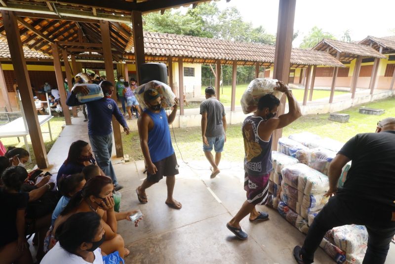 Entrega de cestas básicas na comunidade Abacatal