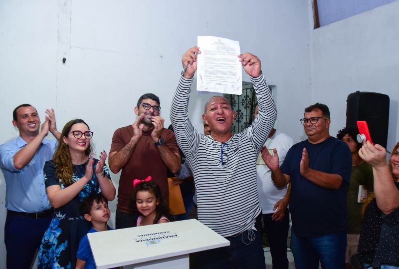 Assinatura do Decreto de Desapropriação da Comunidade Muralha na rua Cajuí no bairro Guajará I