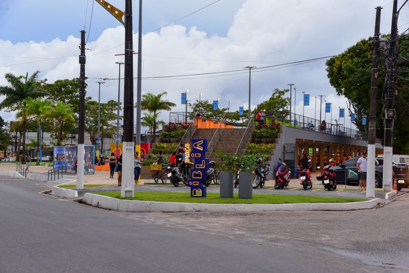 Imagens da Praça da Bíblia