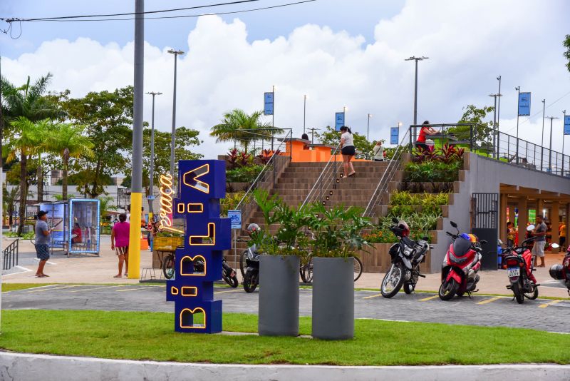 Imagens da Praça da Bíblia