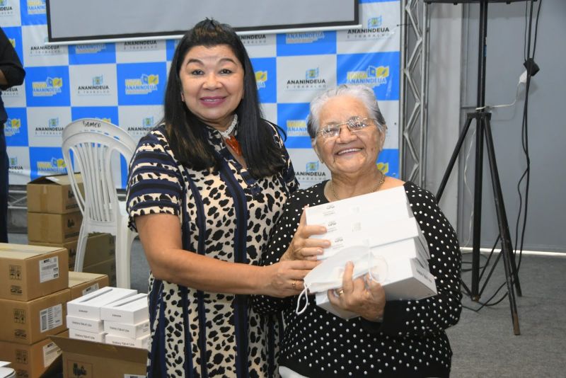 Entrega de Tablets para Uso Coletivo cerca de 500 tablets para as 88 unidades escolares que compõem a rede municipal de ensino de Ananindeua