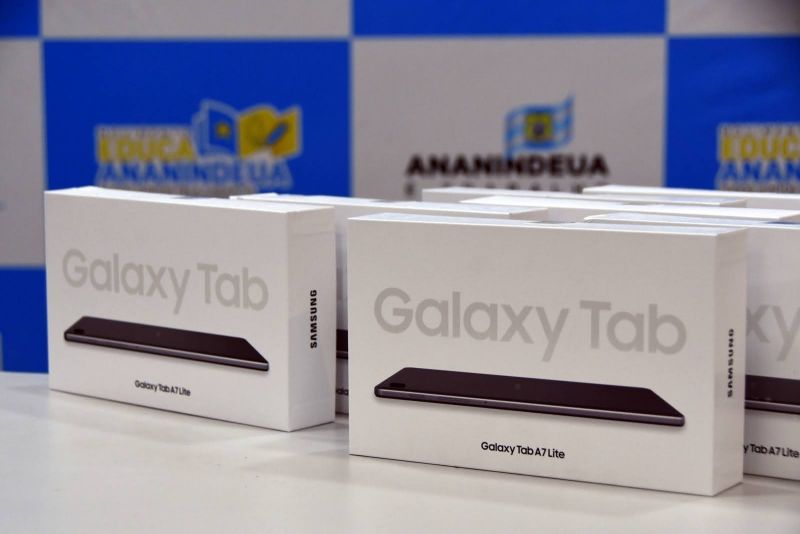 Entrega de Tablets para Uso Coletivo cerca de 500 tablets para as 88 unidades escolares que compõem a rede municipal de ensino de Ananindeua