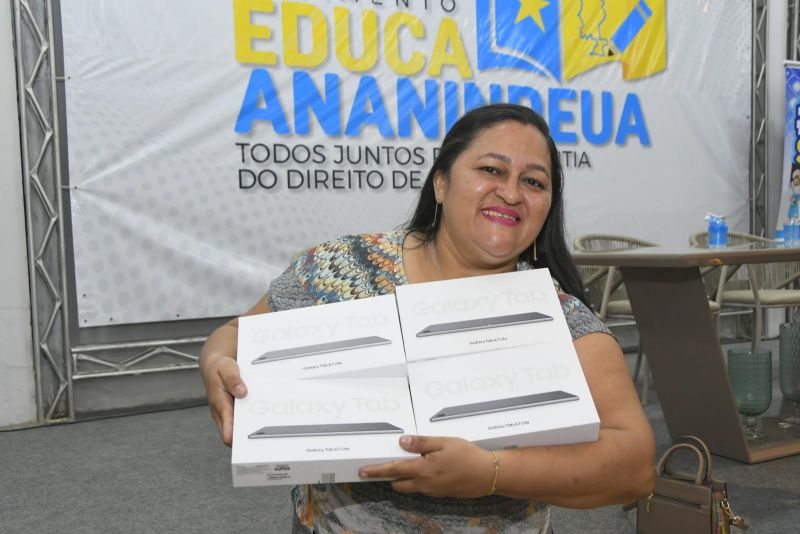 Entrega de Tablets para Uso Coletivo cerca de 500 tablets para as 88 unidades escolares que compõem a rede municipal de ensino de Ananindeua