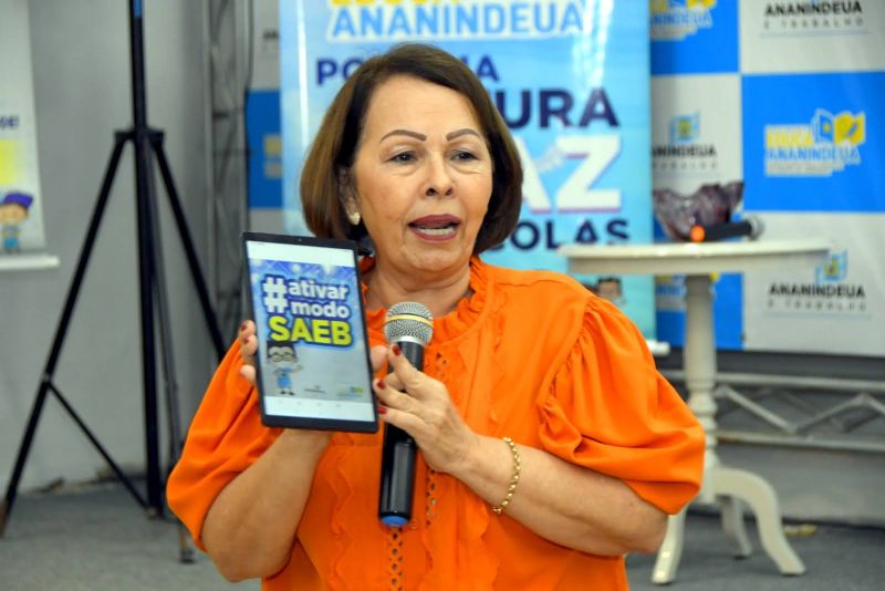 Entrega de Tablets para Uso Coletivo cerca de 500 tablets para as 88 unidades escolares que compõem a rede municipal de ensino de Ananindeua