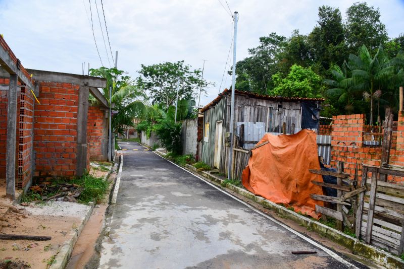 Entrega do Decreto de Desapropriação da Comunidade Pedreirinha no Bairro da Guanabara. Centro Comunitário - Estrada Da Pedreirinha
