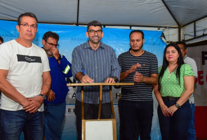 Assinatura de Ordem de Serviço para Pavimentação Asfáltica da rua Do Fio no bairro Maguari