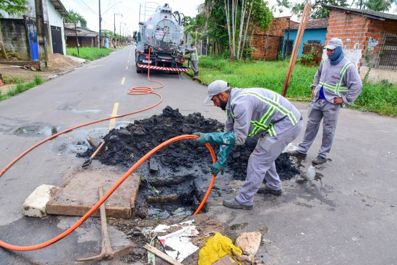 Programa Prefeitura Em Movimento, Imagens de limpeza de bueiros na rua 13 de Julho com a 14 de Julho na comunidade Marighella no Aurá
