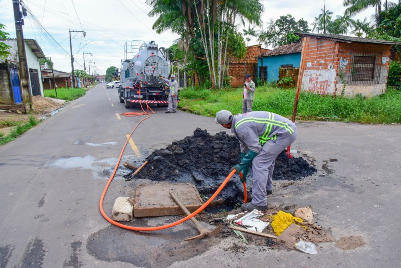 Programa Prefeitura Em Movimento, Imagens de limpeza de bueiros na rua 13 de Julho com a 14 de Julho na comunidade Marighella no Aurá
