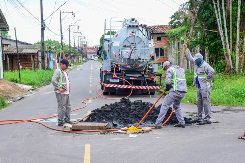 Programa Prefeitura Em Movimento, Imagens de limpeza de bueiros na rua 13 de Julho com a 14 de Julho na comunidade Marighella no Aurá
