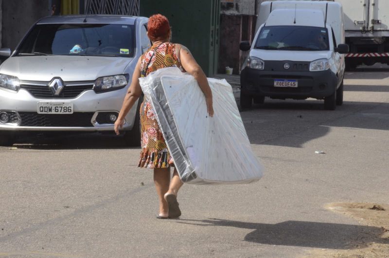 Entrega de colchões pela Defesa Civil aos moradores de Água Lindas