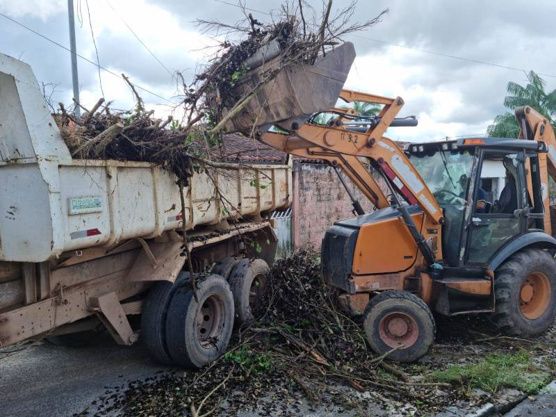 Prefeitura remove entulhos e desobstrui bueiros para reduzir impacto das chuvas no rio Una 