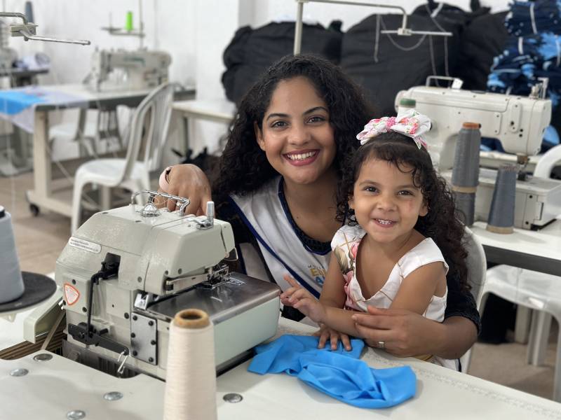 Projeto profissionaliza mulheres com curso de corte e costura