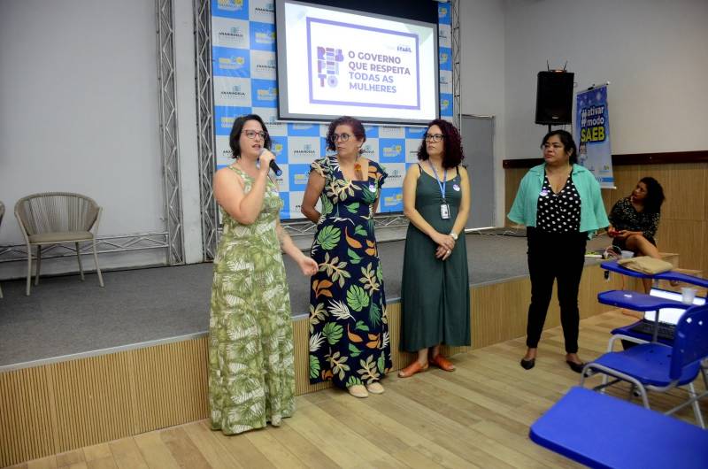 Equipe que irá trabalhar na Casa da Mulher Brasileira de Ananindeua passa por treinamento