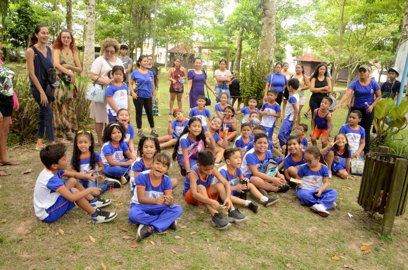 Alunos aprendendo sobre a história do parque Seringal.