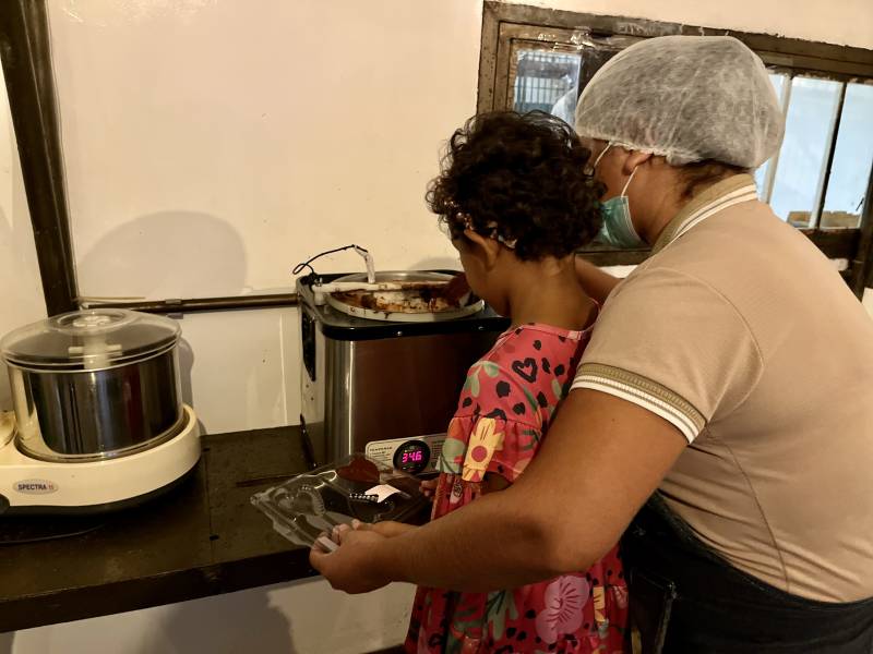 Crianças e adolescentes das Casas de Acolhimento de Ananindeua visitam fábrica de chocolate