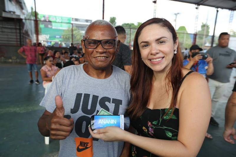 Programa “ Olhar Ananin” entrega 114 óculos em mais uma ação no Coqueiro