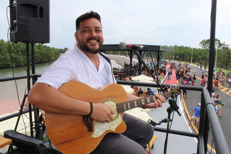 O músico, Sandro Sadin levando entretenimento e cultura.