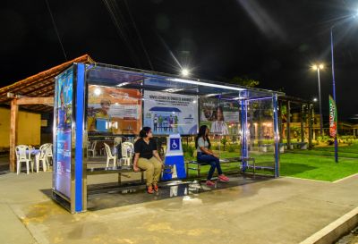 Galeria: Abrigo de Ônibus ao Lado da Praça Renascer com Iluminação Em Led na Avenida Três Corações