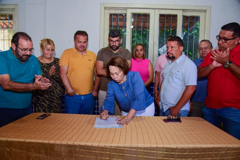 Assinatura de ordem de serviço para inicio das obras de construção da cobertura da quadra, vestiários e arquibancadas na EMEF Nelson Pereira no bairro 40 horas
