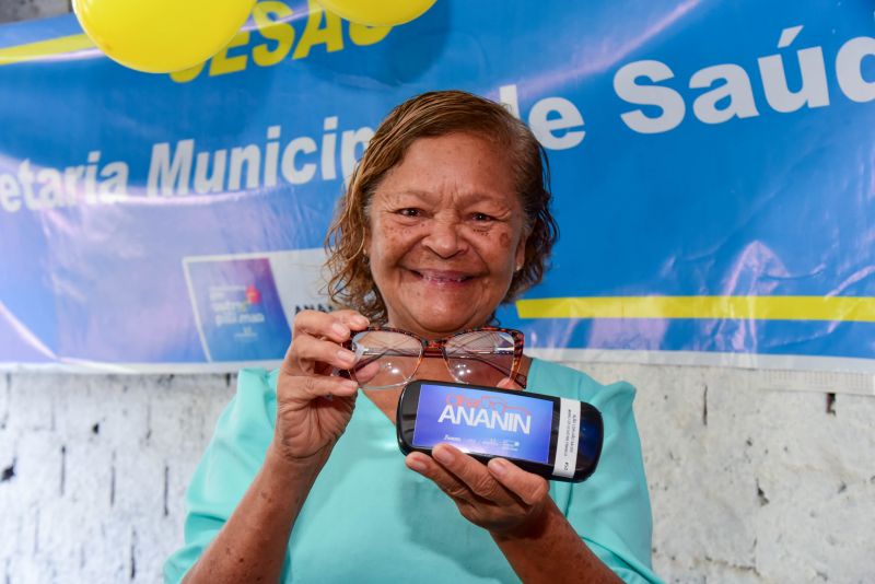 Ato de entrega de óculos para pacientes atendidos pelo Programa Olhar Ananin, no residencial Vila Nova no bairro Coqueiro