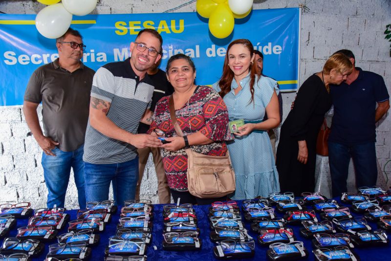 Ato de entrega de óculos para pacientes atendidos pelo Programa Olhar Ananin, no residencial Vila Nova no bairro Coqueiro