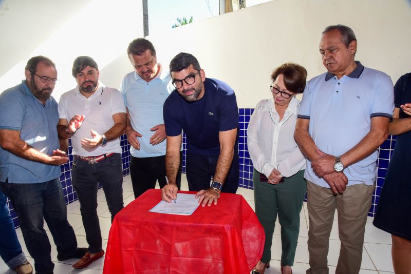 Assinatura de ordem de serviço para construção da cobertura da quadra, vestiário e arquibancada da EMEF Lúcia Wanderley na Guanabara