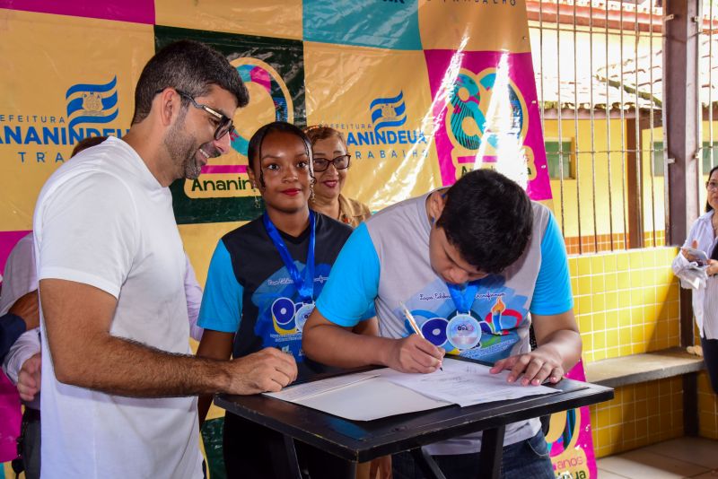 Assinatura de ordem de serviço para reforma da EMEF Maria Emília Antunes no Distrito Industrial