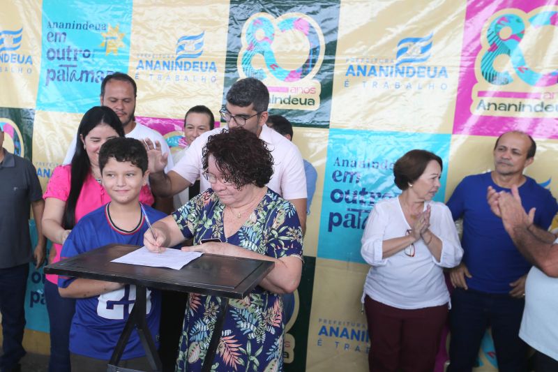 Assinatura de ordem de serviço para reforma da EMEF Amma no bairro Coqueiro