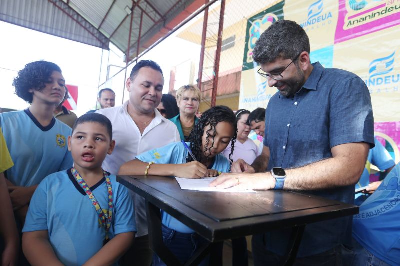 Assinatura de ordem de serviço para reforma da EMEF Maria Estelita Barbosa bairro Água Brancas